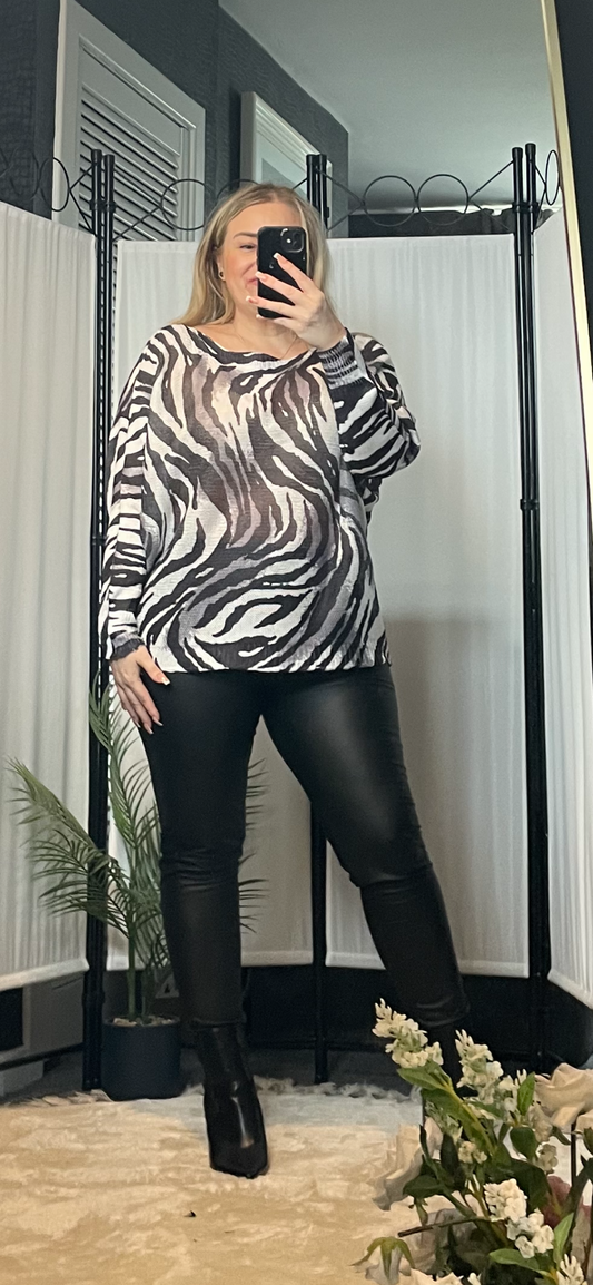 WHITE AND BLACK BATWING ZEBRA TOP